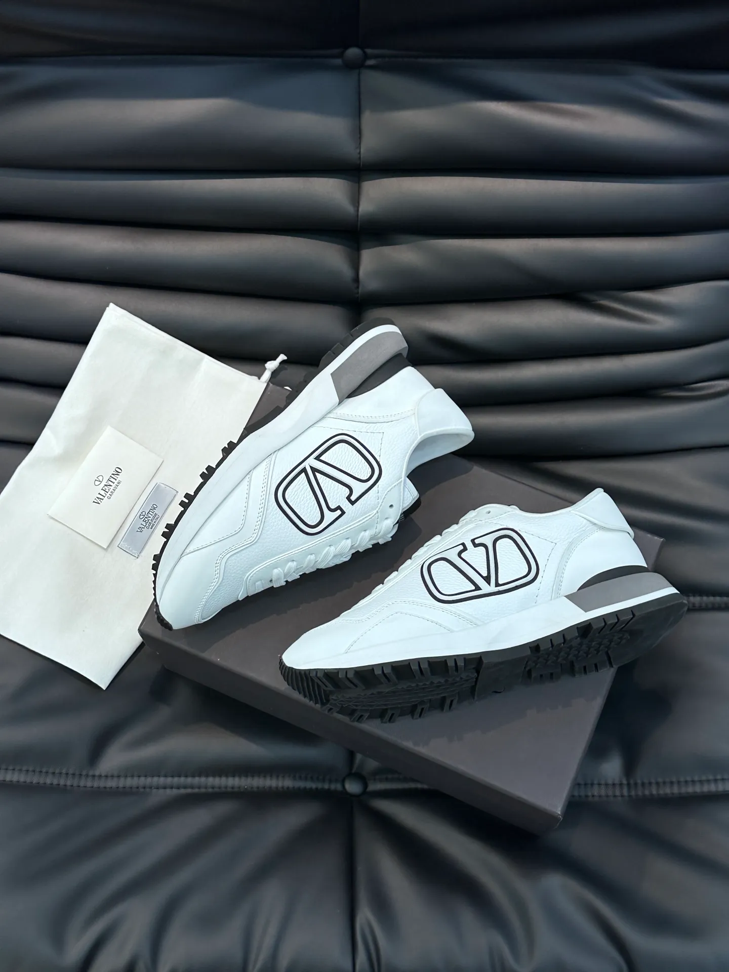 P540💰 Product trademark: VALENTINO "Valentino" Regular size: 38-44 [45 customized] Product material: Warren men's casual sports shoes, made of imported first-layer cowhide, with brand emblem on the tongue, rivet rubber outsole, non-slip, wear-resistant and shock-absorbing, cowhide lining foot pads, comfortable and breathable, with original box packaging equation bag!